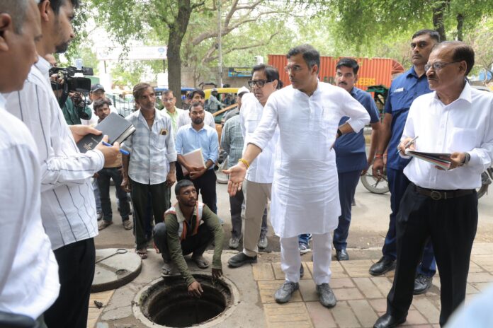 दिल्ली में गाद निकालने का काम चल रहा है