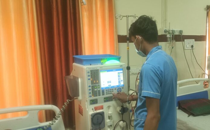 जिला अस्पताल में मरीजों का इलाज