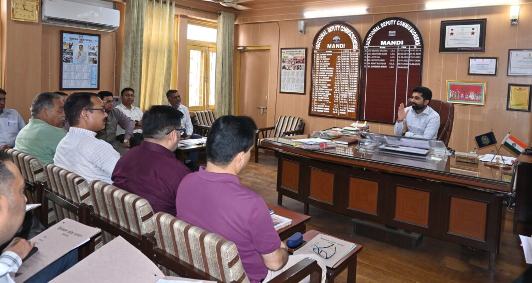 बैठक में चर्चा करते हुए एडीसी की प्रतिक्रिया एडीसी बैठक चर्चा