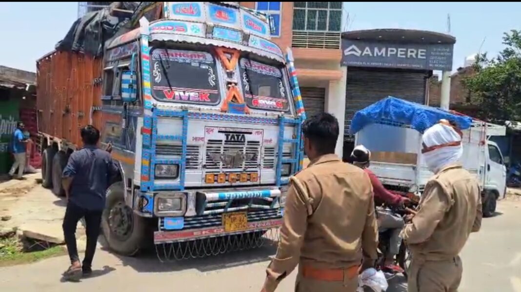 पुलिस ने जब्त किया ट्रक, दो लोगों को हिरासत में लिया गया पुलिस ट्रक जब्त, दो लोग हिरासत में