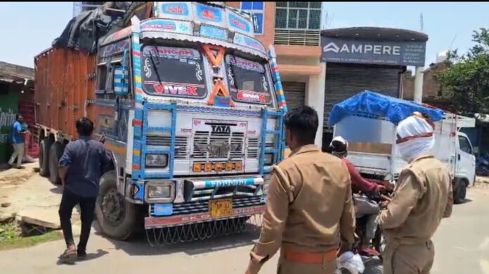 पुलिस ट्रक जब्त, दो लोग हिरासत में