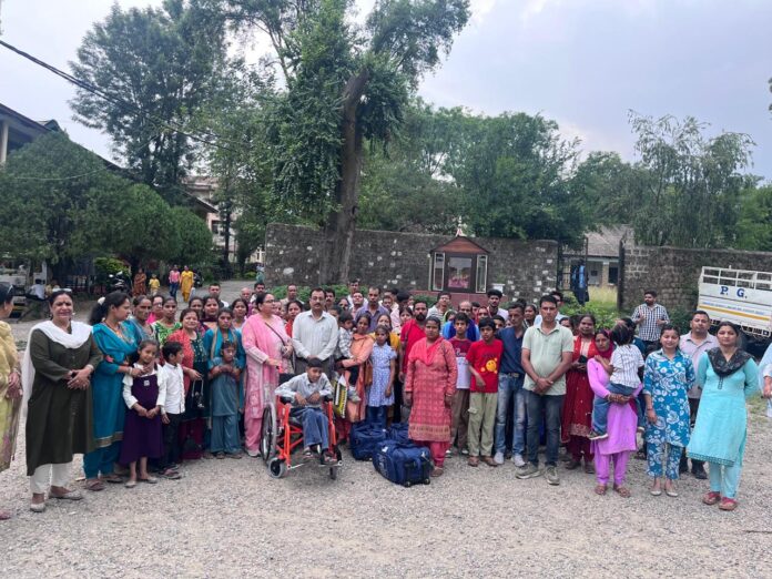शिविर समापन की खुशी की तस्वीर शिविर समापन की खुशी की तस्वीर