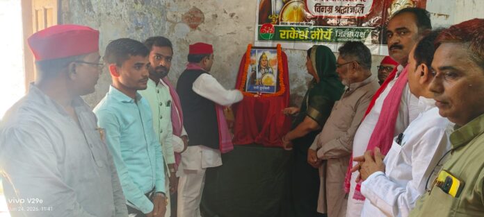 रानी दुर्गावती को श्रद्धांजलि अर्पित करते हुए सपाई