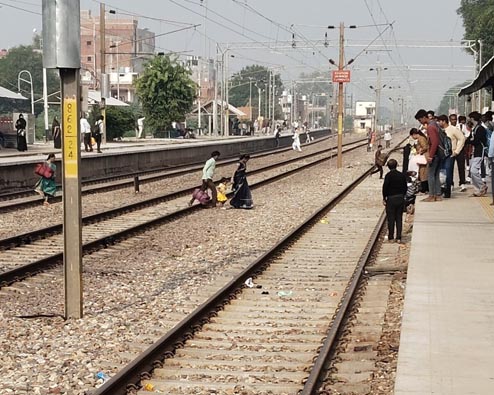रेलवे ट्रैक पार करने के तरीके सावधानी
