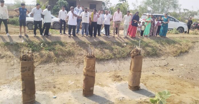 विधायक पुलिया निरीक्षण करते हुए