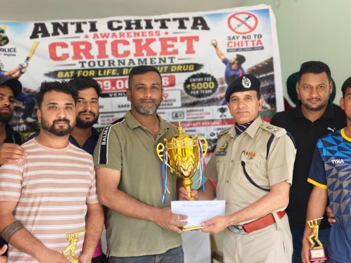 विजेता टीम को ट्राफी भेंट करते हुए एसपी मंडी