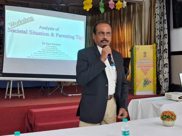 वैज्ञानिक न्यूटन के वंशज ने बच्चों से संवाद के बारे में बताया वैज्ञानिक न्यूटन के वंशज ने बच्चों से संवाद के बारे में बताया