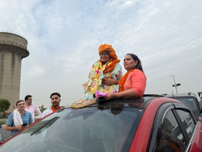 प्रियंका मलिक ग्रामीणों का स्वागत करती है