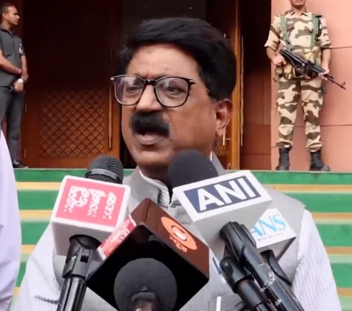शिवसेना नेता अरविंद सावंत लोकसभा अध्यक्ष के साथ
