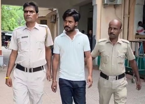 पुलिस कार्रवाई अदालत से आरोपित युवक को लाती है