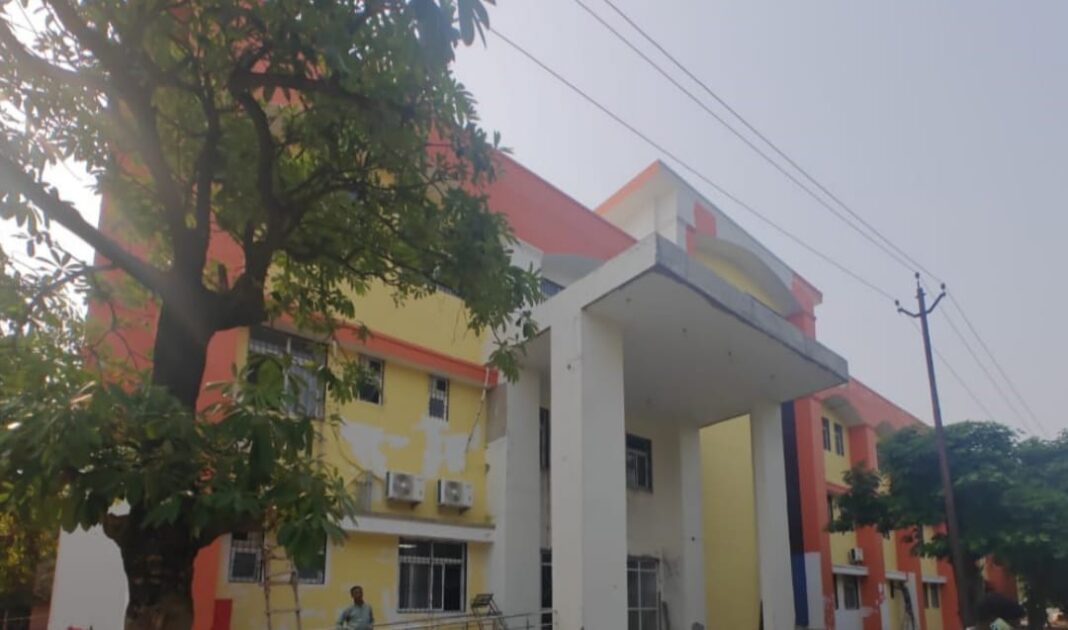 गोरखपुर के बीआरडी मेडिकल कॉलेज में बन रहा क्रिटिकल केयर हॉस्पिटल ब्लॉक गोरखपुर बीआरडी मेडिकल कॉलेज क्रिटिकल केयर हॉस्पिटल
