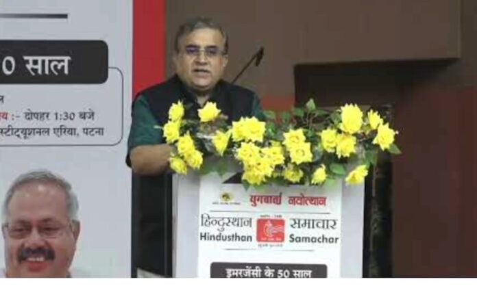 अरविंद मर्डीकर सभा को संबोधित करते हुए