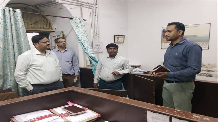 भोपालः संभागायुक्त ने किया संभागीय कार्यालय का निरीक्षण और जांच की प्रभावशीलता भोपाल संभागायुक्त निरीक्षण समाचार