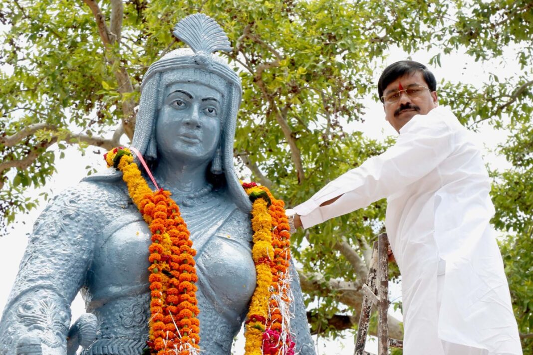 दमोह:सिंग्रामपुर में गूंजा रानी दुर्गावती का गौरवगान: महिलाओं को सैन्य प्रशिक्षण देने वाली पहली वीरांगना थीं रानी दुर्गावती दमोह सिंग्रामपुर रानी दुर्गावती