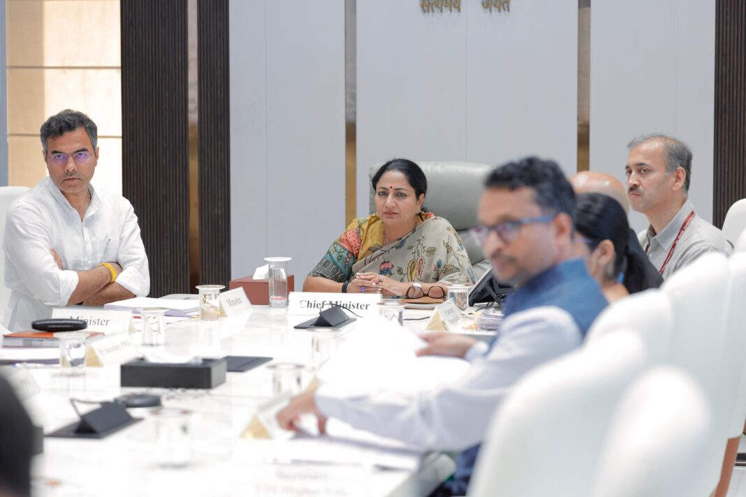मुख्यमंत्री रेखा गुप्ता बुधवार को व्यय वित्त समिति की बैठक की अध्यक्षता करते हुए मुख्यमंत्री रेखा गुप्ता बैठक में