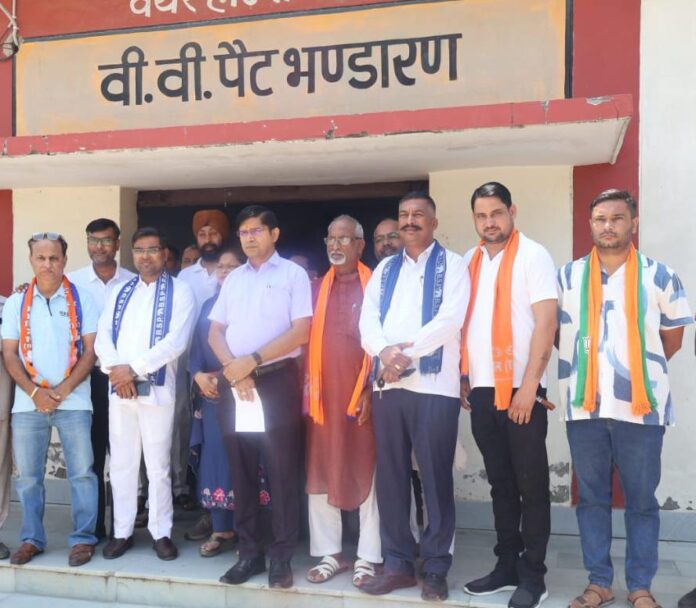 जिलाधिकारी ईवीएम वेयरहाउस निरीक्षण करते हुए जिलाधिकारी ईवीएम वेयरहाउस निरीक्षण करते हुए