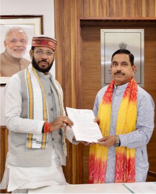 केन्द्रीय मंत्री प्रहलाद जोशी से मिलते प्रदेश सरकार के मंत्री मनोज पाण्डेय केन्द्रीय मंत्री प्रहलाद जोशी