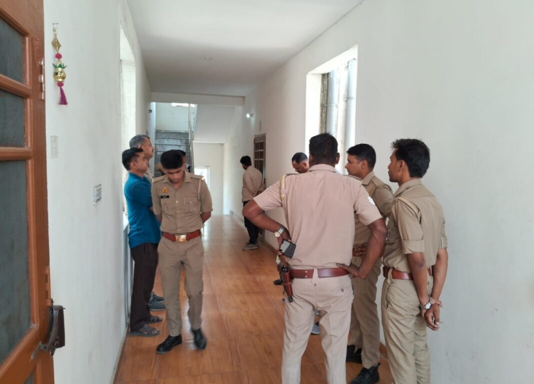 मैनेजर के घर पर जांच करते हुए पुलिस ने बड़ा खुलासा किया है मैनेजर जांच करते हुए पुलिस