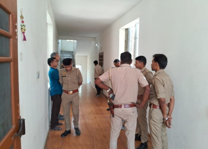 मैनेजर जांच करते हुए पुलिस