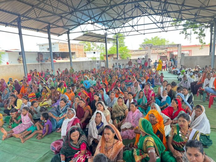 रानी दुर्गावती बलिदान दिवस समारोह में महिलाएं