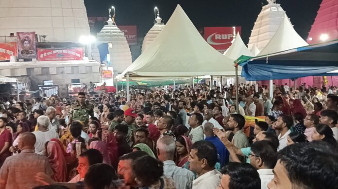 बाबा मंदिर में श्रद्धालुओं की भारी भीड़ बाबा मंदिर में श्रद्धालुओं की भारी भीड़