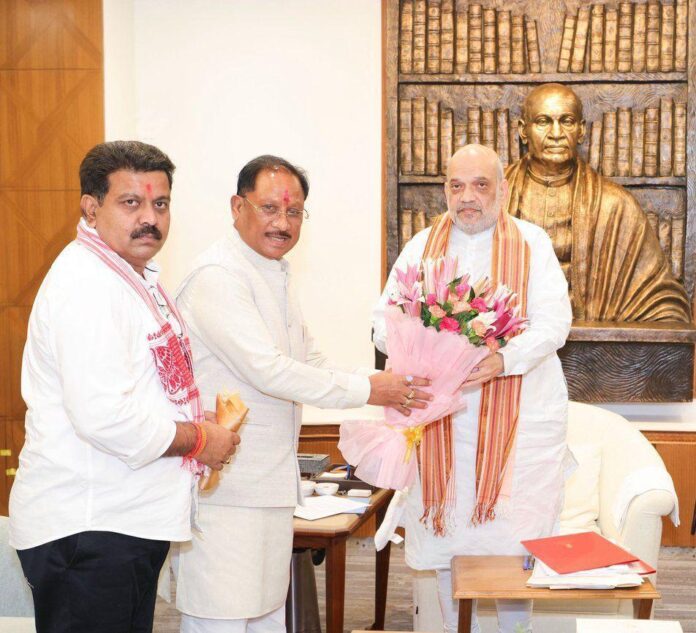 केंद्रीय गृह मंत्री अमित शाह से मुलाकात करते हुए केंद्रीय गृह मंत्री अमित शाह से मुलाकात करते हुए