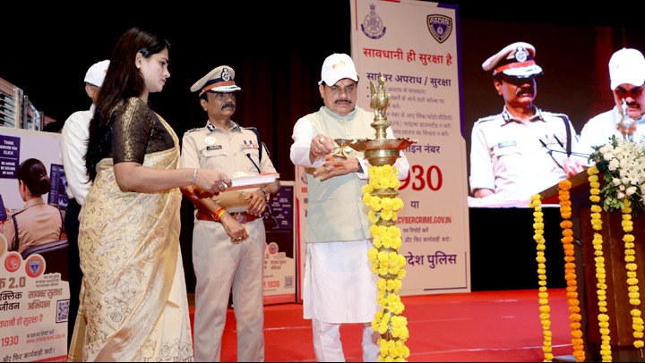सेफ क्लिक 2.0 के उद्घाटन समारोह का शुभारंभ करते हुए मुख्यमंत्री ने कहा कि यह एक बड़ा कदम है मुख्यमंत्री सेफ क्लिक 2.0 का उद्घाटन