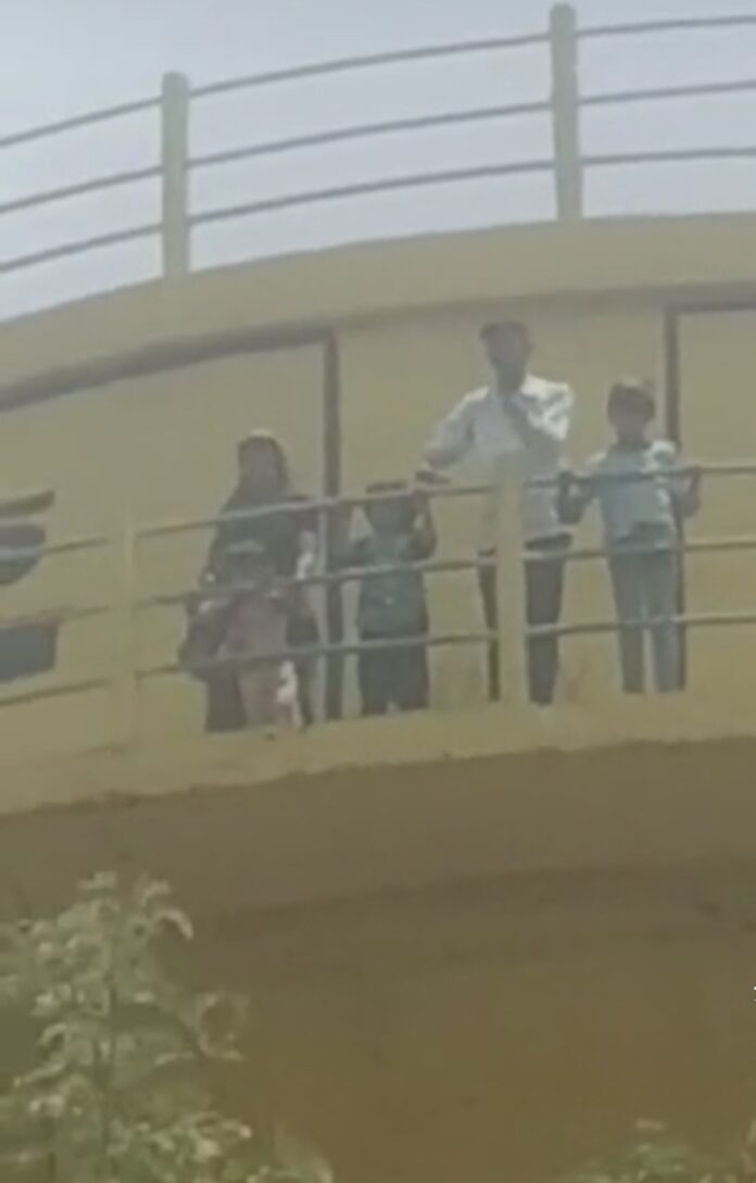युवक परिवार पानी की टंकी पर चढ़कर युवक परिवार पानी की टंकी पर चढ़कर