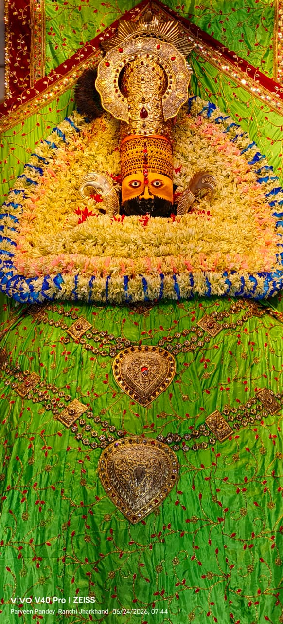 बाबा श्यामा की तस्वीर मंदीर में प्रदर्शित की गई बाबा श्यामा की तस्वीर मंदीर में प्रदर्शित