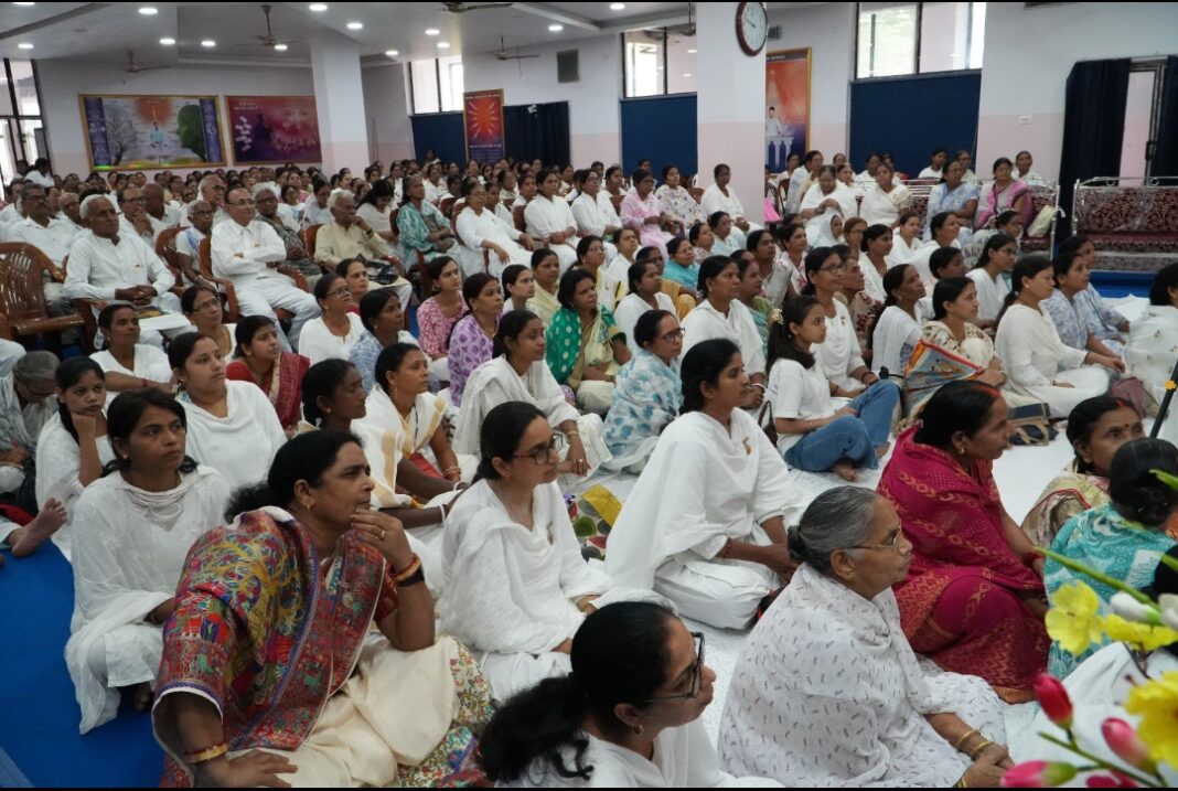 मातेश्वरी जगदंबा सरस्वती जी का स्मृति दिवस पर ध्यान साधना करते ब्रह्माकुमारीज के साधक मातेश्वरी जगदंबा सरस्वती जी का स्मृति दिवस