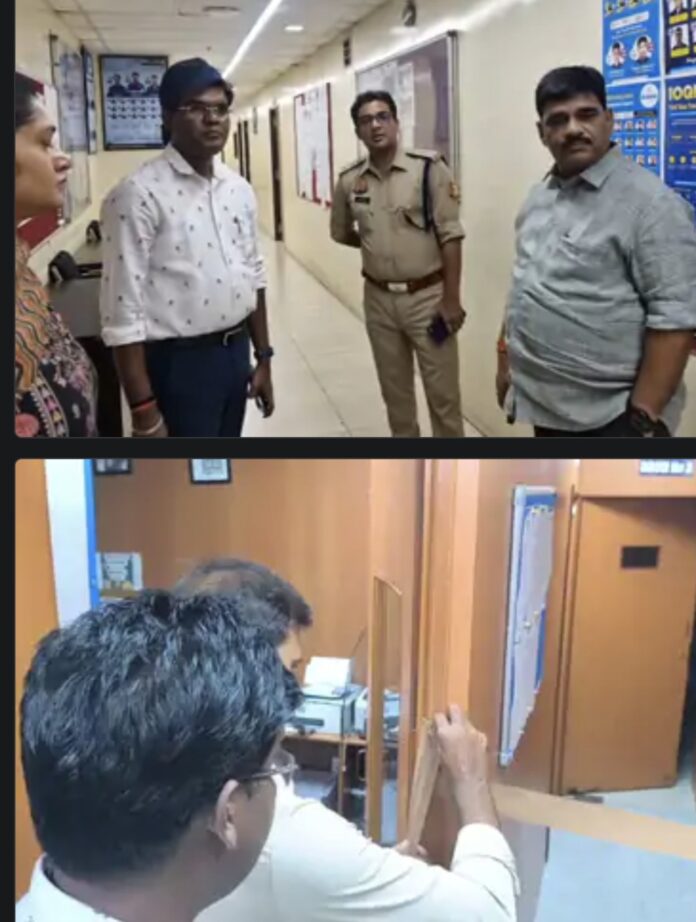 कोचिंग सेंटर सील के बाद छात्रों की तस्वीर कोचिंग सेंटर सील के बाद छात्रों की तस्वीर