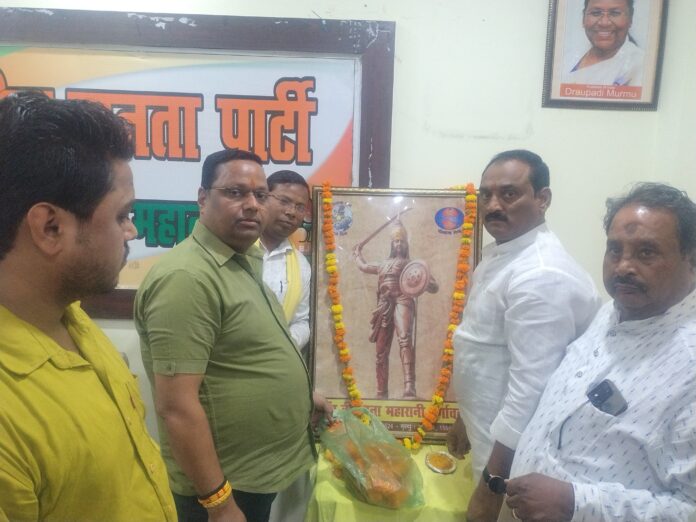 भाजपा एसटी मोर्चा के साथ रानी दुर्गावती का छाया चित्र