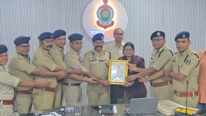 जशपुर पुलिस वर्ल्ड रिकॉर्ड की तस्वीर जशपुर पुलिस वर्ल्ड रिकॉर्ड की तस्वीर