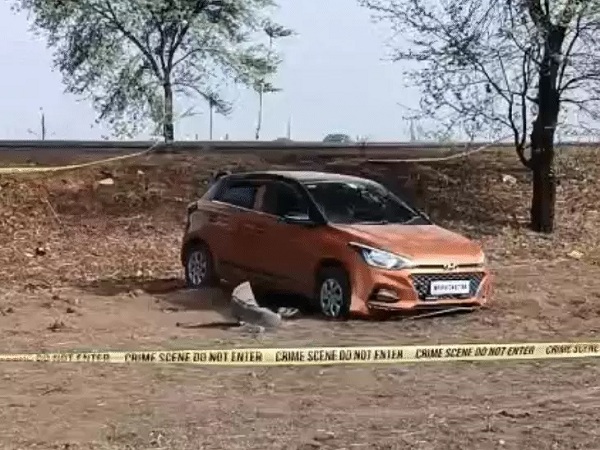 कार में युवक-युवती के शव मिलना