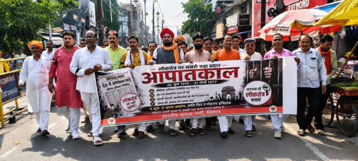 विरोध मार्च में बीजेपी नेता काली पट्टी बांधते हुए विरोध मार्च में बीजेपी नेता काली पट्टी बांधते हुए