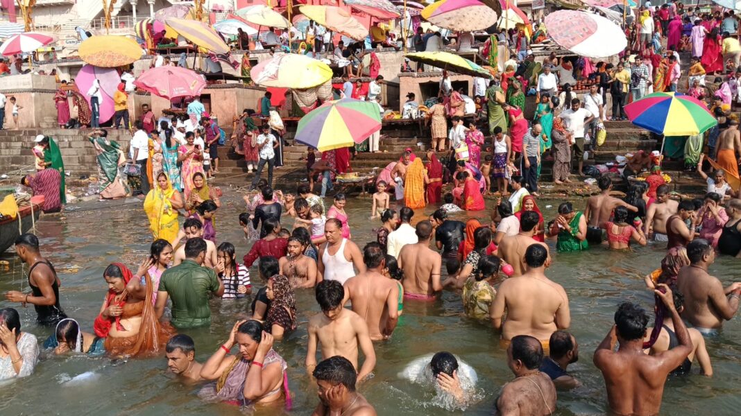 निर्जला एकादशी पर गंगा स्नान करते श्रद्धालु