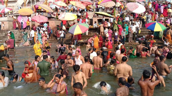 निर्जला एकादशी पर गंगा स्नान करते श्रद्धालु