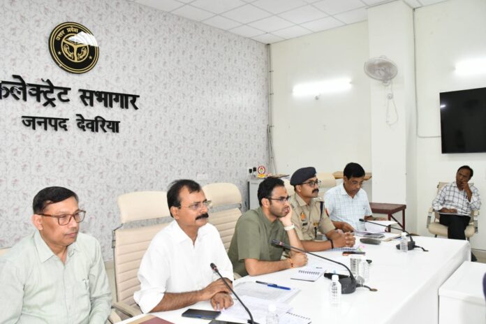 फोटो बैठक करते अधिकारी के साथ मंत्री