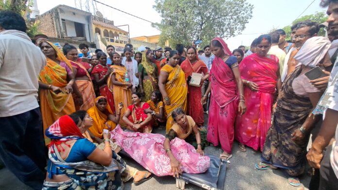 महिलाएं शव को सड़क पर रखकर जाम करती हैं