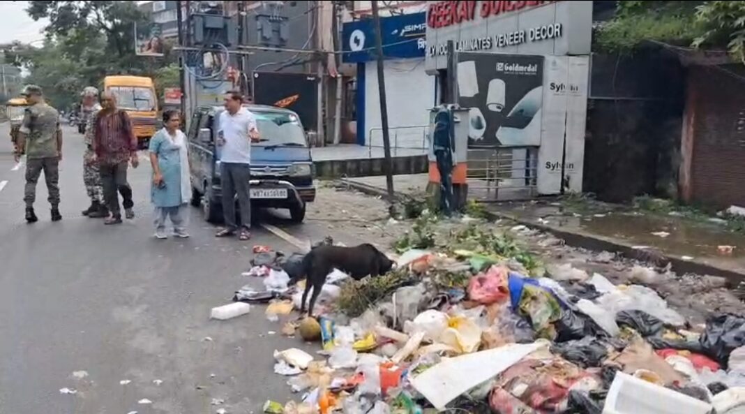 नगर प्रशासक और नगर आयुक्त कचरा सफाई व्यवस्था का निरीक्षण करते हैं
