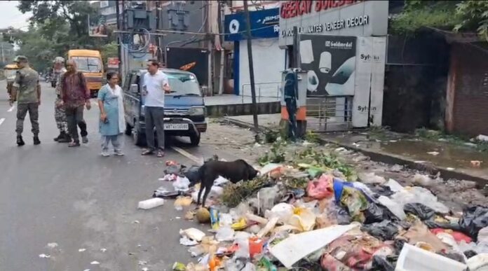 नगर प्रशासक और नगर आयुक्त कचरा सफाई व्यवस्था का निरीक्षण करते हैं नगर प्रशासक और नगर आयुक्त कचरा सफाई व्यवस्था का निरीक्षण करते हैं