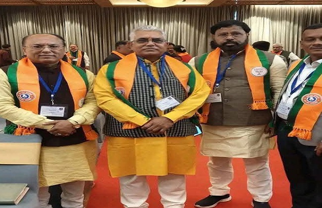 दिलीप घोष नेताओ के साथ फोटो