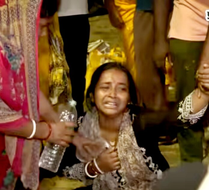 रोती बिलखती नवीन सिंह की बहन का फोटो रोती बिलखती नवीन सिंह की बहन का फोटो