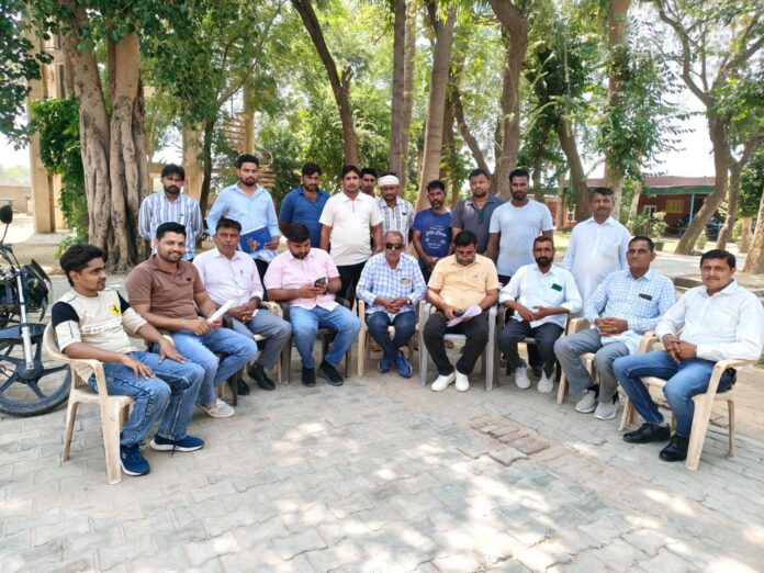 रतिया में कर्मचारी यूनियन की बैठक में कार्यकर्ता