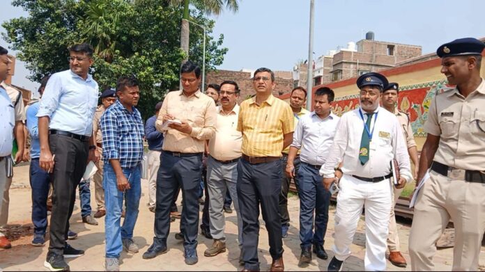 डीआरएम निरीक्षण करते हुए
