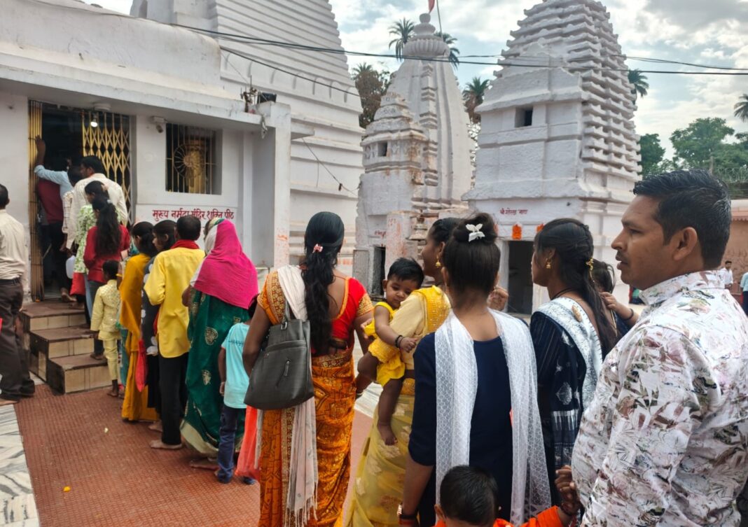 नर्मदा मंदिर में श्रद्धालु दर्शन करने के लिए कतार में