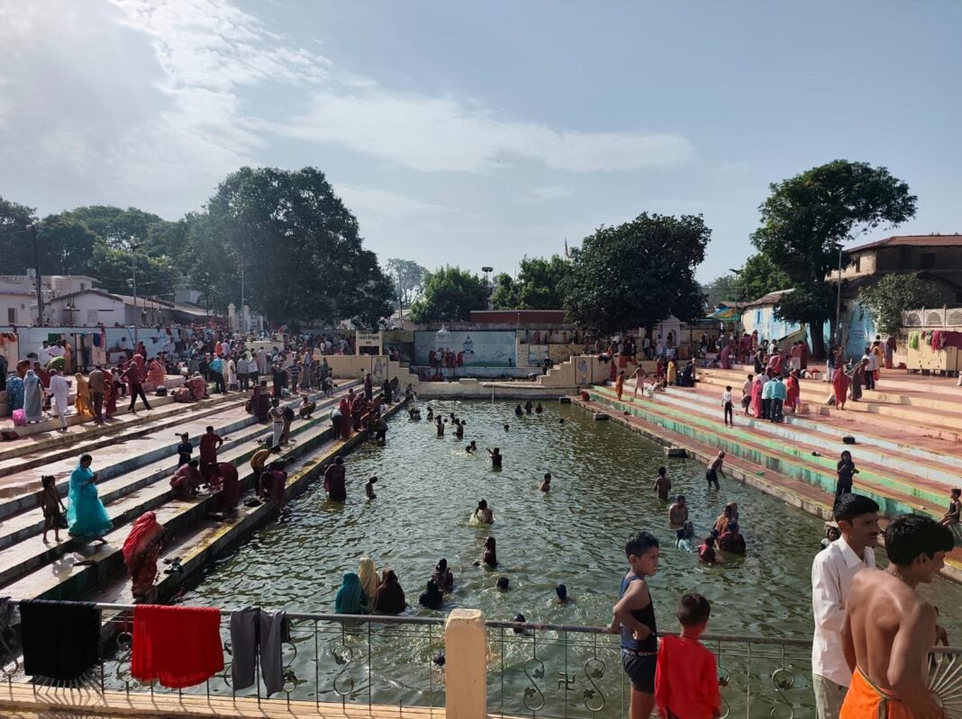 गांधी कोटितीर्थ स्नान करते श्रद्धालु