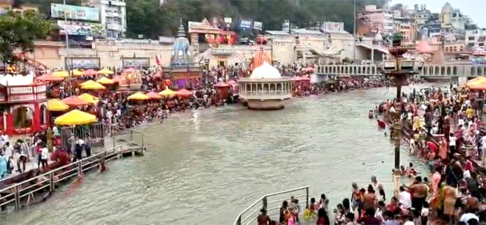 हरकी पैड़ी पर स्नान करते श्रद्धालु