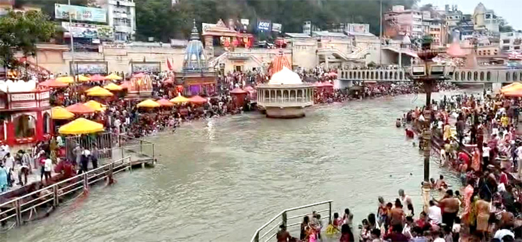 हरकी पैड़ी पर स्नान करते श्रद्धालु