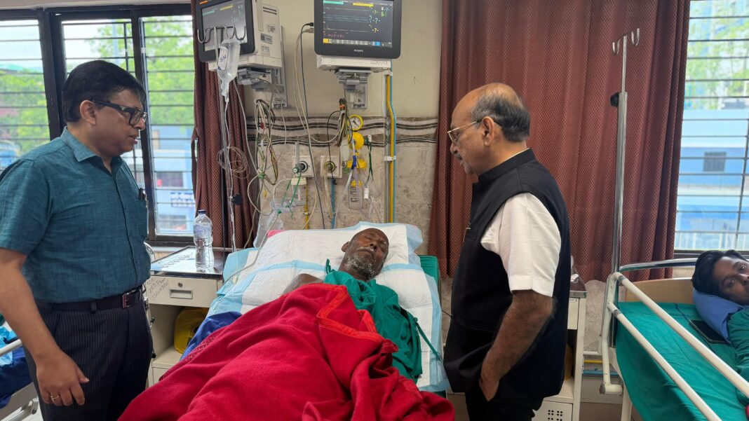 मरीज से बातचीत करते डॉक्टर